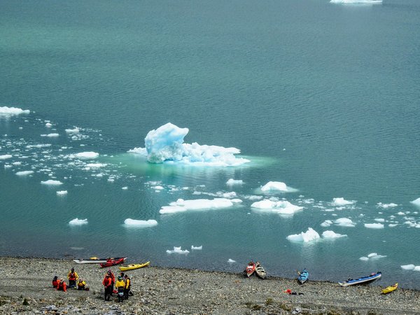 Quelles croisières proposent des sorties en kayak pour explorer les glaciers en Patagonie?